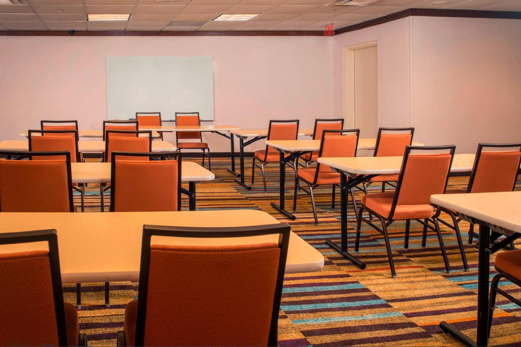 Fairfield Inn & Suites By Marriott Williamsburg Business photo